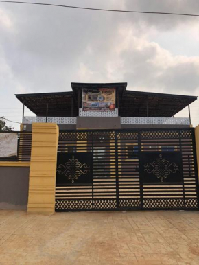 Oyins Hotel & Bar